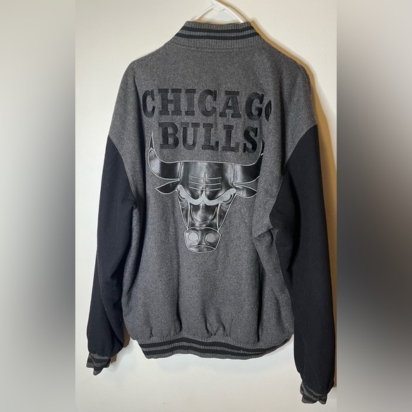 NBA Other - JH DISTRIBUTION TWO TONE CHICAGO BULLS
REVERSIBLE MEN'S VARSITY SIZE XL
